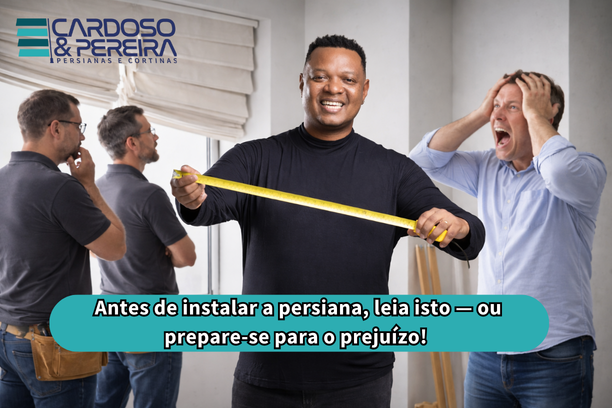 A imagem mostra quatro homens em um ambiente interno, sugerindo um contexto de reforma ou decoração. No primeiro plano, um homem sorri enquanto segura uma fita métrica amarela, transmitindo confiança e preparo. Ao fundo, dois homens conversam, aparentemente discutindo detalhes técnicos. À direita, outro homem demonstra preocupação, com as mãos na cabeça, sugerindo que algo deu errado. O texto presente na imagem traz o nome da empresa Cardoso & Pereira – Persianas e Cortinas e a mensagem: "Antes de instalar a persiana, leia isto — ou prepare-se para o prejuízo!", reforçando a ideia de que seguir instruções é essencial para evitar problemas na instalação.