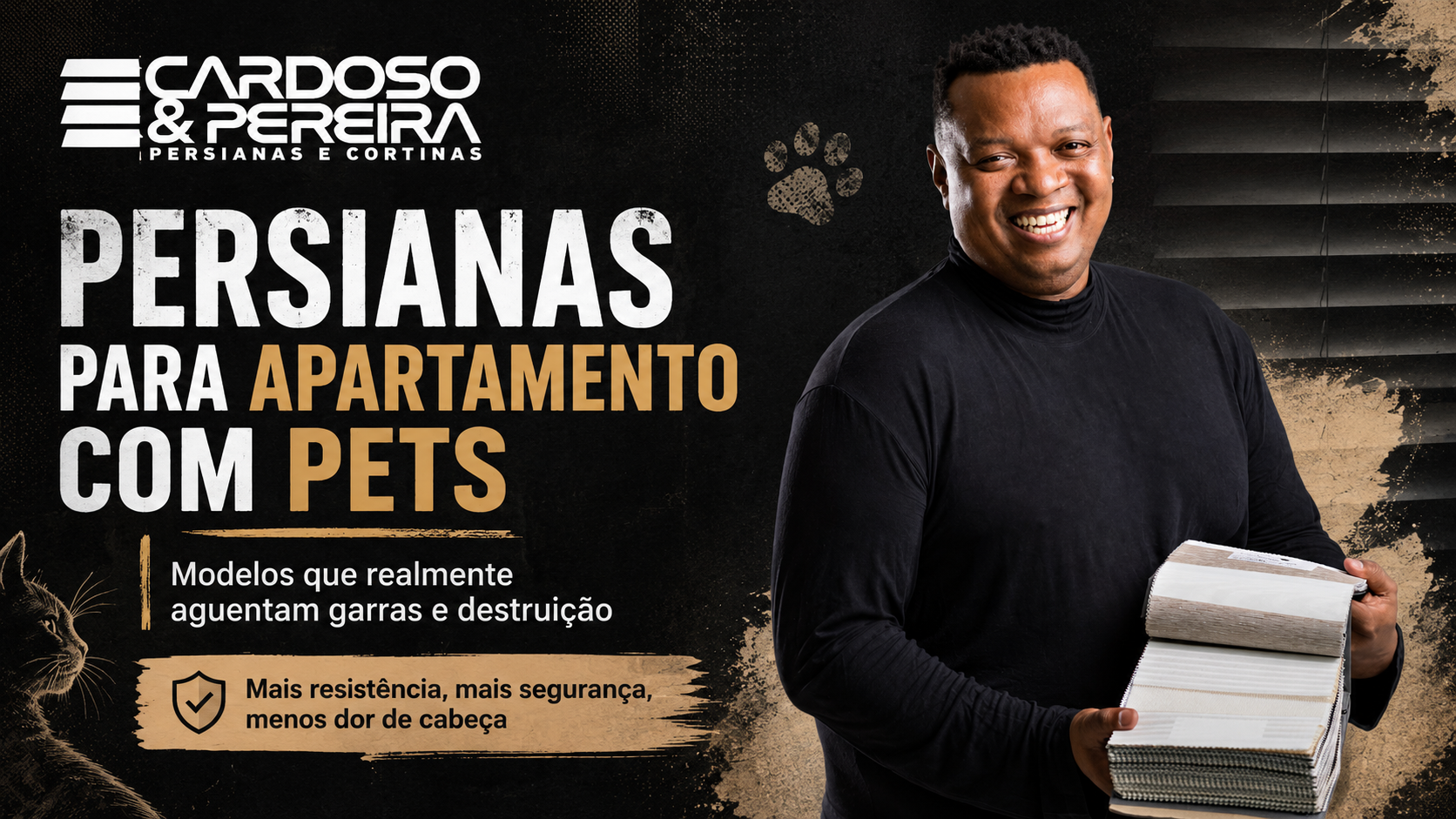 Homem mostrando mostruário de persianas para cliente em ambiente residencial elegante.